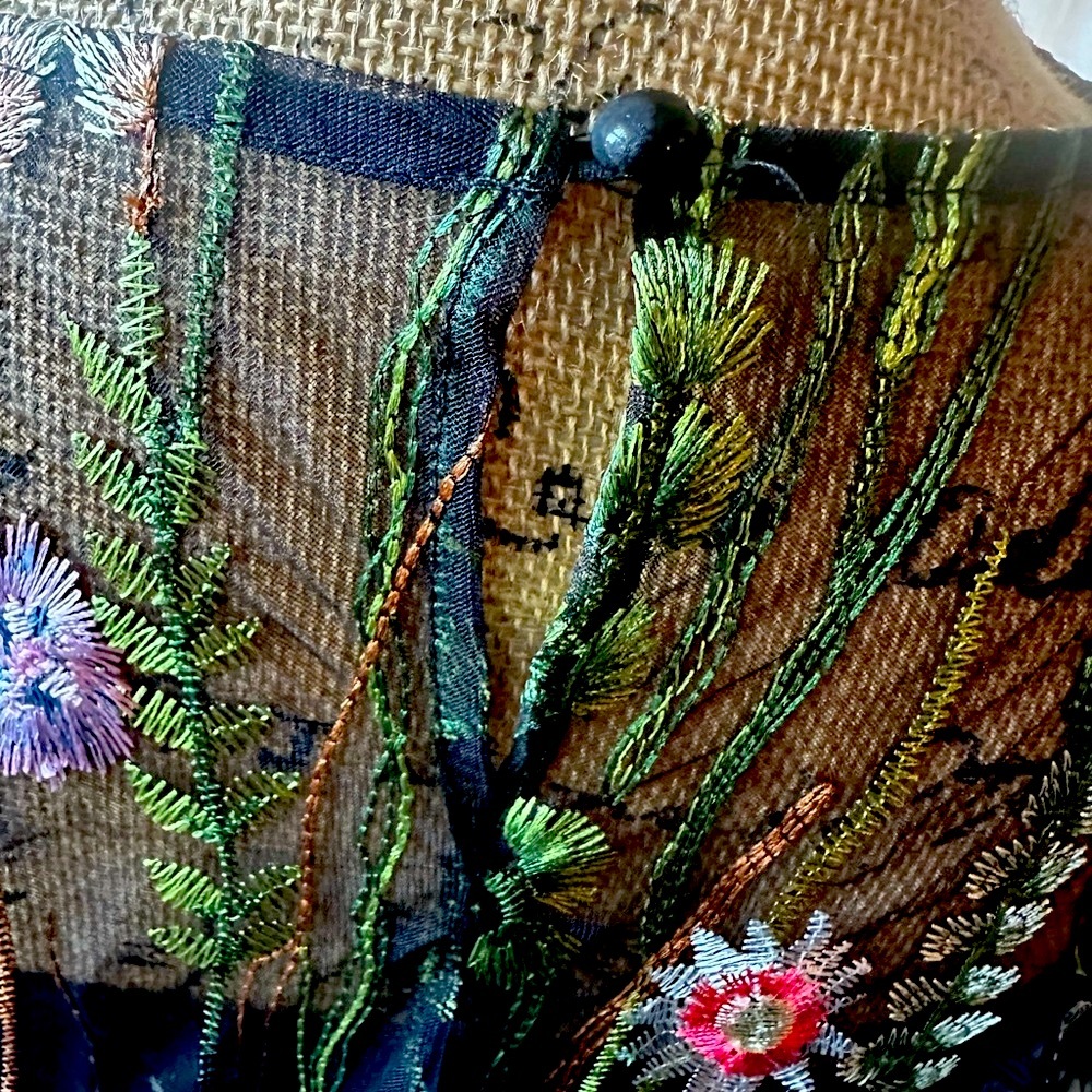 Romeo & Juliet Couture Floral Embroidered Mesh Top NWT - Picture 6 of 12
